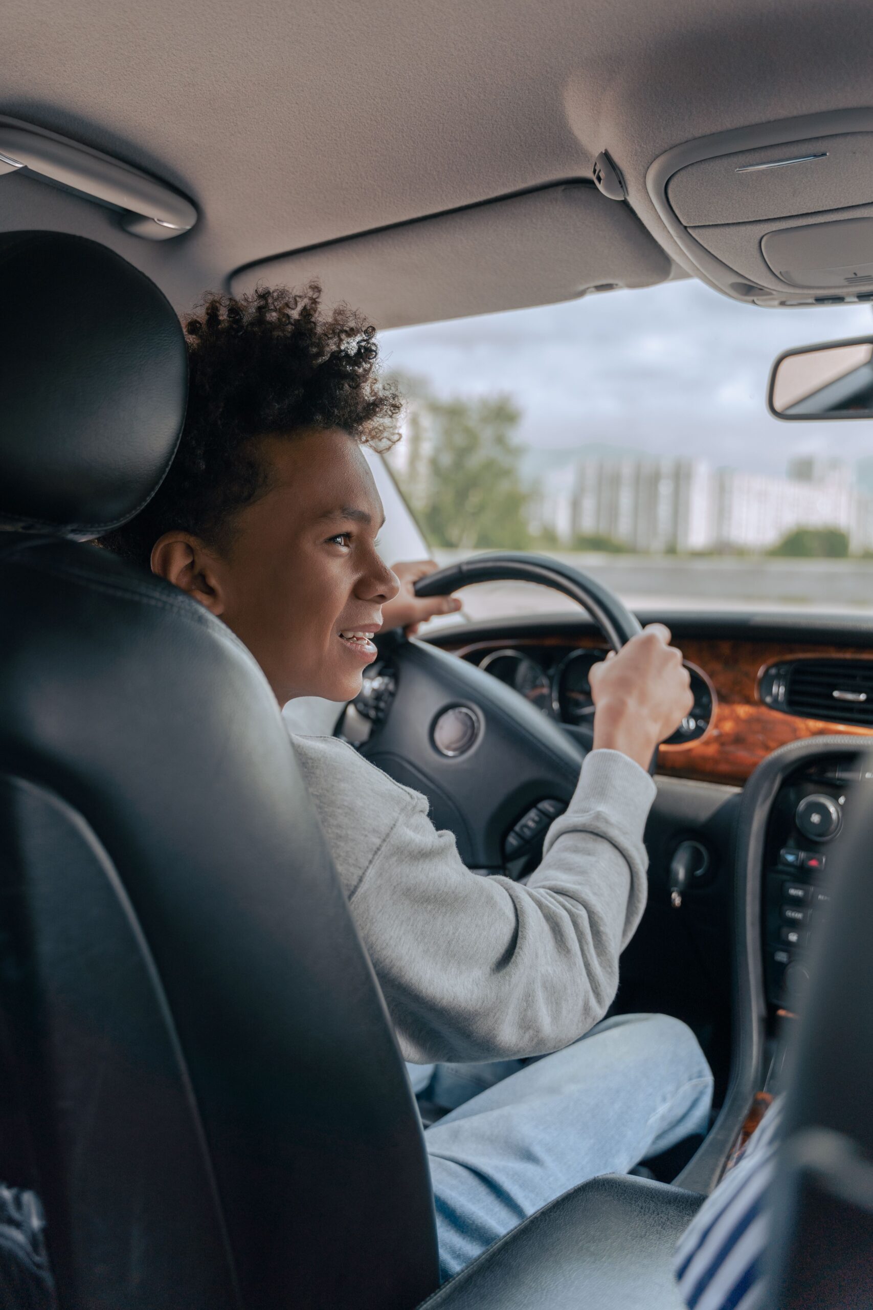 Assurance voiture Renault: les formules idéales pour jeunes conducteurs